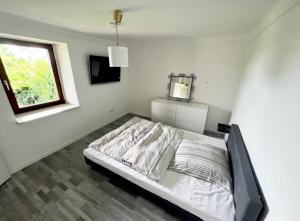 a bedroom with a bed in a room with a window at Apartment mit Gartenblick in Spiesen-Elversberg
