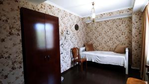 Habitación pequeña con cama y mesa pequeña. en App, en Itʼkhvisi