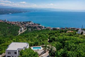 オパティヤにあるVilla K Opatija with a heated pool, sauna, astonishing sea viewの都市と水の空中写真