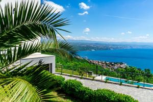オパティヤにあるVilla K Opatija with a heated pool, sauna, astonishing sea viewの家から見える水の景色