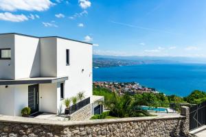 オパティヤにあるVilla K Opatija with a heated pool, sauna, astonishing sea viewの海の見える白い家 +54枚の写真