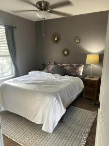 Una cama o camas en una habitación de Quaint & Vivacious Home