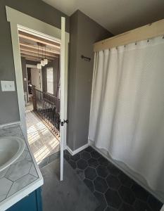 Un baño de Quaint & Vivacious Home