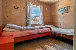 Giường trong phòng chung tại Kvitsand Lofoten adventure