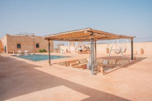 Πισίνα στο ή κοντά στο Dar-Dawya Villa paisible avec piscine, sans vis-à-vis