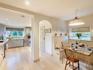 Una cocina y un comedor con mesa y sillas. en 2 Bed in Richmond 74305, en Barton