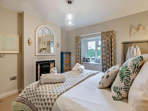 Un dormitorio con una gran cama blanca y una chimenea. en 2 Bed in Richmond 74305, en Barton