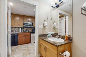 Cucina o angolo cottura di Founders Pointe Condo