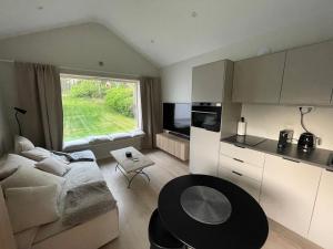 una sala de estar con un sofá y una mesa en Eget hus anno 2024 Danderyd, 15min till STHLM city, en Danderyd