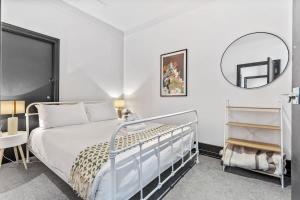 Ένα ή περισσότερα κρεβάτια σε δωμάτιο στο Spacious 2BR in CBD Pool Gym Parking Zodiak Stays