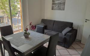 un salon avec une table et un canapé dans l'établissement Apartment, Marina di Ravenna, à Marina di Ravenna