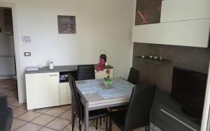 une cuisine avec une table et des chaises et une cuisine avec un comptoir dans l'établissement Apartment, Marina di Ravenna, à Marina di Ravenna
