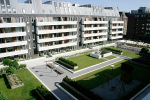 an aerial view of a large building with a park at Thorshavnsgade Apartment in Copenhagen +9 photos