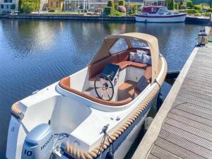 Imagen de la galería de Stay with Outdoor Bubble Bath, en Delfstrahuizen