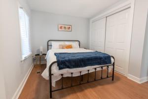 Ένα ή περισσότερα κρεβάτια σε δωμάτιο στο Charming 2BR Wilmington Bungalow Close to Beaches