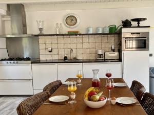 WaterenにあるVilla in Drents-Friese Forest with Poolのキッチン(フルーツとワイングラスのボウル付きテーブル付)