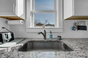 Dapur atau dapur kecil di Turtle Time- Charming 3BR Getaway Near Kure Beach