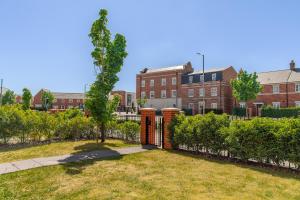 a garden in front of a building with a fence at My Chester Luxury Home in Colchester