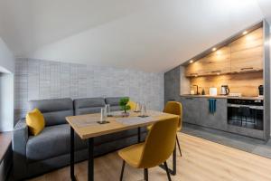 Kuchyň nebo kuchyňský kout v ubytování Urban Five #5 - Stylish One-bedroom apartments with Kitchen & Parking + 32 fotografií