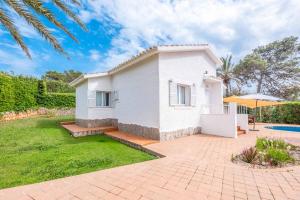 Casa blanca con patio y patio en Villa Ginevra, en Son Bou