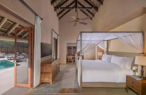 Postel nebo postele na pokoji v ubytování Anantara Sir Bani Yas Island Al Sahel Villas