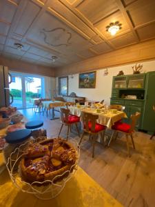 a living room with a table with a cake on it at Ospitalità Almazzago in Commezzadura