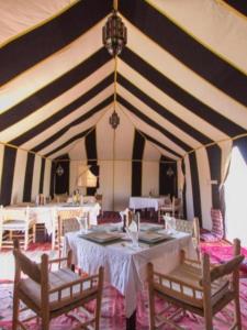 Restaurace v ubytování Merzouga luxury tent with activities