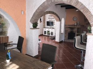 un soggiorno con tavolo e cucina di Tranquil House Perfect for Vacations a Platja  d'Aro