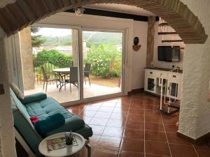 un soggiorno con un divano e una cucina con un tavolo di Tranquil House Perfect for Vacations a Platja  d'Aro