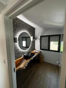 ein Badezimmer mit Waschbecken und Spiegel in der Unterkunft Solar de São Pedro in Monção