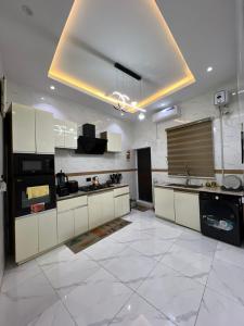 Η κουζίνα ή μικρή κουζίνα στο Raruis Home in LBS Lekki