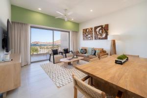 Μια τηλεόραση ή/και κέντρο ψυχαγωγίας στο New Luxurious Oceanfront 2 Bedroom Condo with Stunning Views