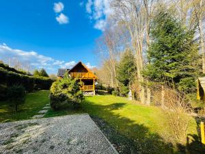 a log cabin in the middle of a yard at Szmer Soliny in Werlas