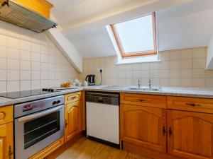 Η κουζίνα ή μικρή κουζίνα στο 2 Bed in Combe Martin RUGGA