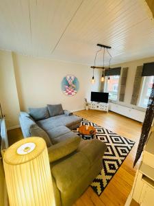 a living room with a couch and a table at Kieler Hofquartier - zentral und gemütlich wohnen in Kiel