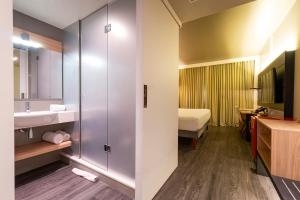 Um banheiro em Novotel Curitiba Batel