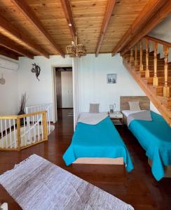 En eller flere senge i et værelse på Kohyli Beachfront House