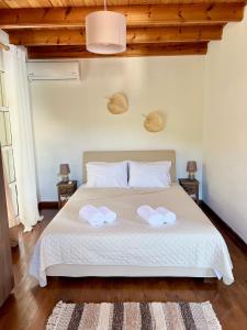 En eller flere senge i et værelse på Kohyli Beachfront House