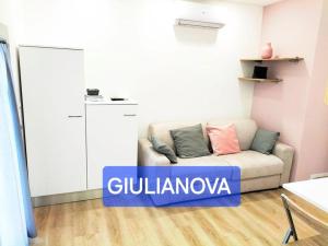 Uma área de estar em Attico con Terrazzo Panoramico e cucina attrezzata, Nel centro di Giulianova, a due passi dal Mare, Con Servizio biciclette