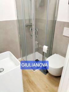 um banheiro com chuveiro e vaso sanitário em Attico con Terrazzo Panoramico e cucina attrezzata, Nel centro di Giulianova, a due passi dal Mare, Con Servizio biciclette em Giulianova mais 14 fotografias