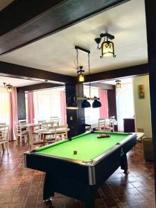 une salle de billard avec une table de billard à l'intérieur dans l'établissement Almir Bran, à Bran 67 autres photos