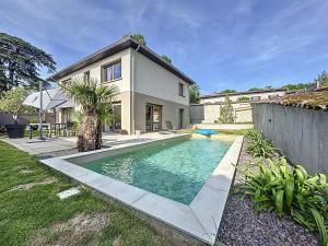 una piscina davanti a una casa di Villa Cosy - 5 Chambres 4 Salle de bains Piscine a Genay