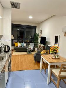 ein Wohnzimmer mit Sofa und Tisch in der Unterkunft Modern apartment Near city center, Airport, Metro in Madrid
