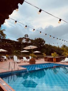 Piscina di Hotel Estaciones o nelle vicinanze