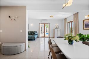 Posezení v ubytování Villa Calma with heated pool,jacuzzi, Finnish sauna and 4 bedrooms