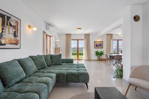 Posezení v ubytování Villa Calma with heated pool,jacuzzi, Finnish sauna and 4 bedrooms