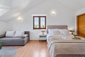Posezení v ubytování Villa Calma with heated pool,jacuzzi, Finnish sauna and 4 bedrooms
