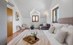 Posezení v ubytování Villa Calma with heated pool,jacuzzi, Finnish sauna and 4 bedrooms