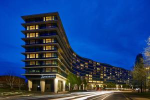 ein Bürogebäude mit nachts eingeschaltetem Licht in der Unterkunft Manchester Marriott Hotel Piccadilly in Manchester