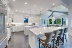 Tern Key - New Luxury Canal Front Home with Pool Spa Dock Close to Bean Point Pine Ave的厨房或小厨房
